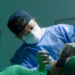 Histórias inspiradoras de superação reveladas por Milton Seigi Hayashi no universo da cirurgia plástica.