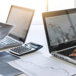 Rodrigo Balassiano analisa os desafios regulatórios enfrentados na administração de fundos híbridos.