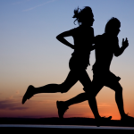 Corrida noturna com Marcio Velho da Silva: descubra como unir segurança, performance e o brilho das luzes urbanas.