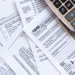 As vantagens fiscais de holdings patrimoniais incluem proteção, sucessão facilitada e economia tributária, destaca Alex Nabuco dos Santos.