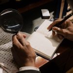 Pessoa analisando documentos com uma lupa e um caderno, em uma representação ilustrativa de investigação.
