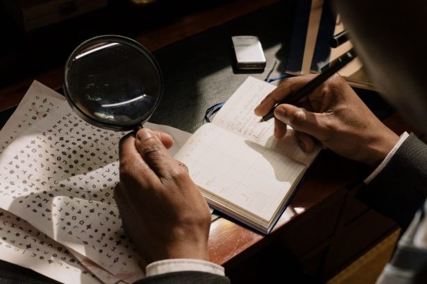 Pessoa analisando documentos com uma lupa e um caderno, em uma representação ilustrativa de investigação.
