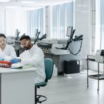 Equipe de pesquisadores analisa dados em um laboratório moderno.