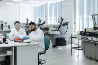 Equipe de pesquisadores analisa dados em um laboratório moderno.