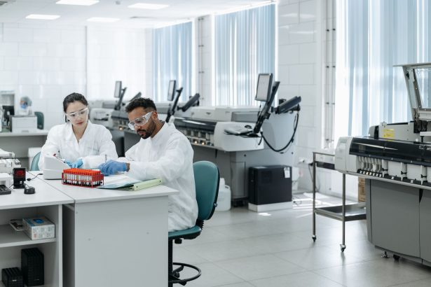Equipe de pesquisadores analisa dados em um laboratório moderno.
