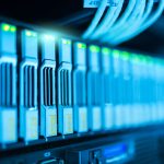 Rack de servidores com luzes acesas em um data center moderno