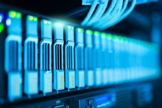Rack de servidores com luzes acesas em um data center moderno