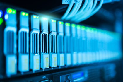 Rack de servidores com luzes acesas em um data center moderno