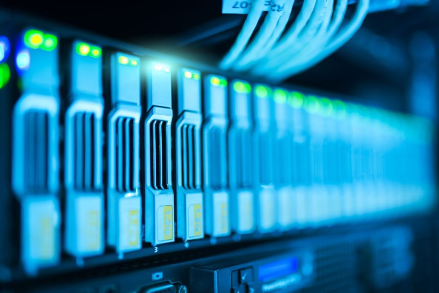 Rack de servidores com luzes acesas em um data center moderno