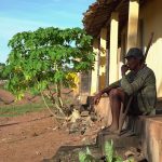 Homem em uma varanda tradicional de área rural de Pernambuco, sentado e descansando.
