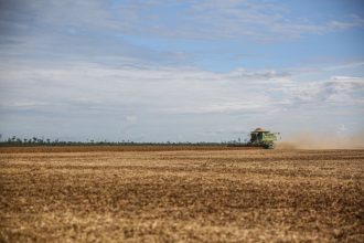 Colheitadeira trabalha em uma ampla lavoura de soja em Paragominas, no Pará.