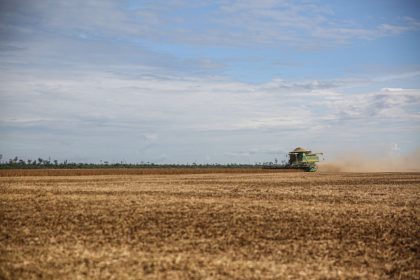 Colheitadeira trabalha em uma ampla lavoura de soja em Paragominas, no Pará.