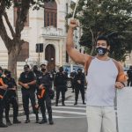 Manifestantes participam de um protesto no Rio de Janeiro diante da presença de policiais.
