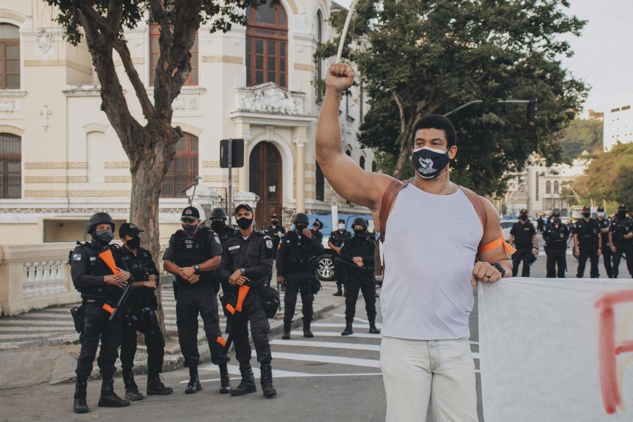 Manifestantes participam de um protesto no Rio de Janeiro diante da presença de policiais.