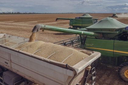 Colheitadeiras transferem soja colhida para um caminhão em uma propriedade rural de Paragominas, no Pará.