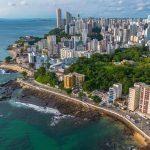 Vista aérea de Salvador, com a área urbana e o litoral da Bahia.