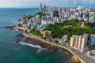 Vista aérea de Salvador, com a área urbana e o litoral da Bahia.
