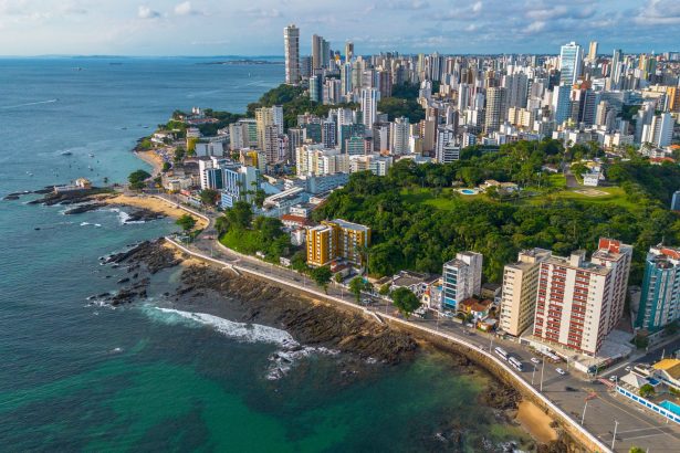 Vista aérea de Salvador, com a área urbana e o litoral da Bahia.